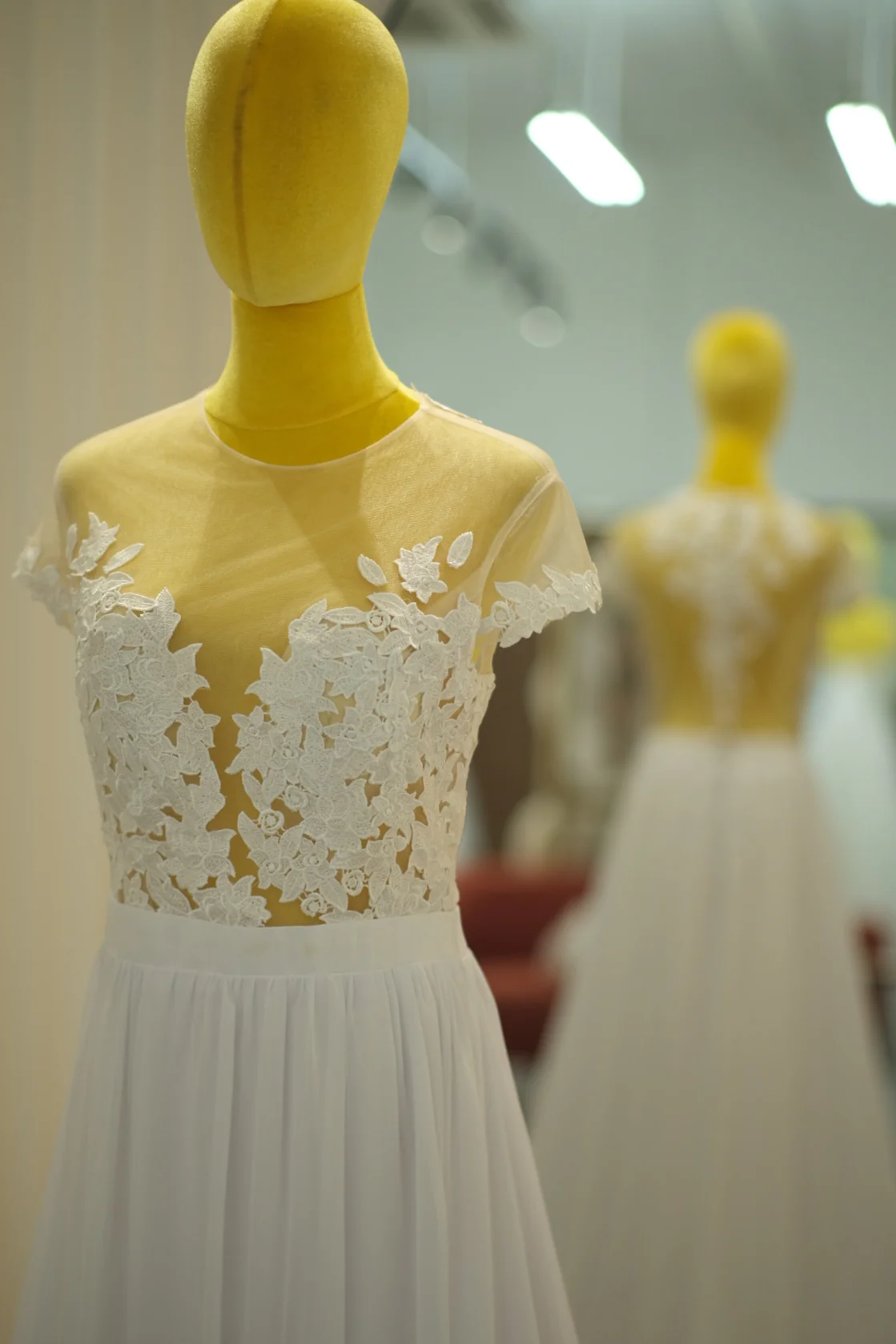 Standard Fabric Half Lace Size L Wedding Gown | Ready-to-Wear - Image 4