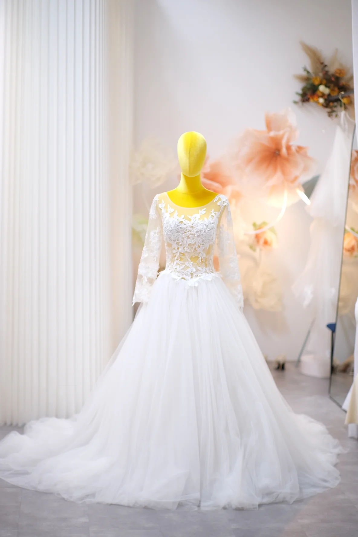 Luxury Half Lace Wedding Gown Size XS | Ready-to-Wear - Image 2