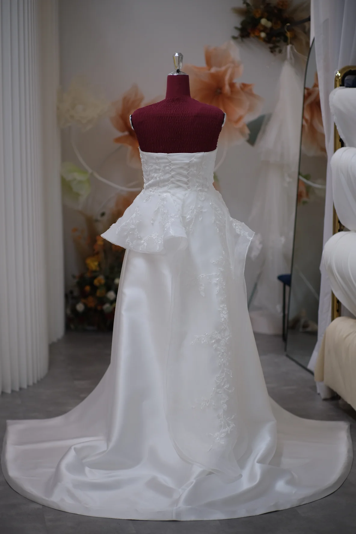 Luxury Half Lace Wedding Gown Size L | Ready-to-Wear - Image 4