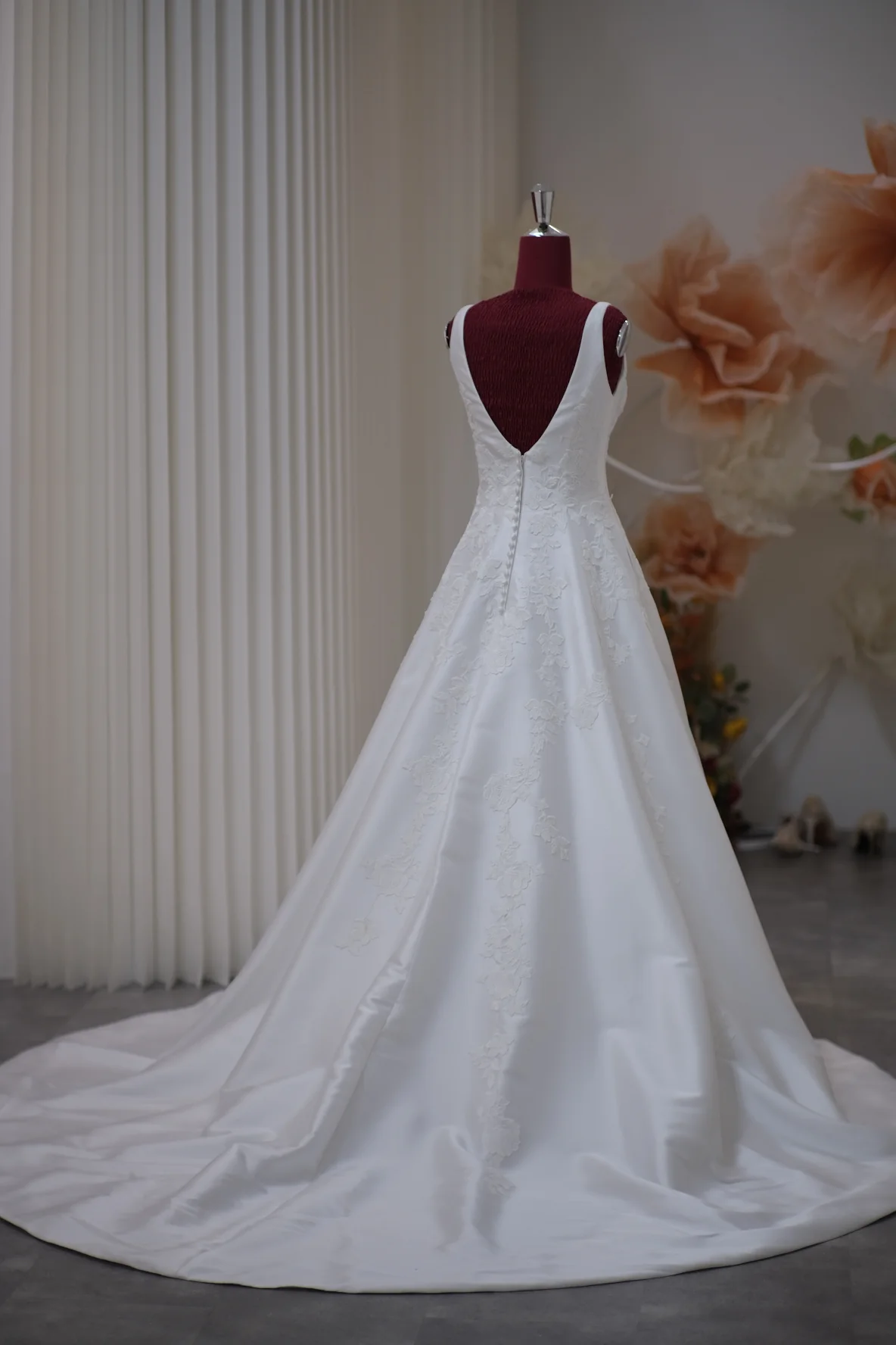 Luxury Half Lace Wedding Gown Size L | Ready-to-Wear - Image 4