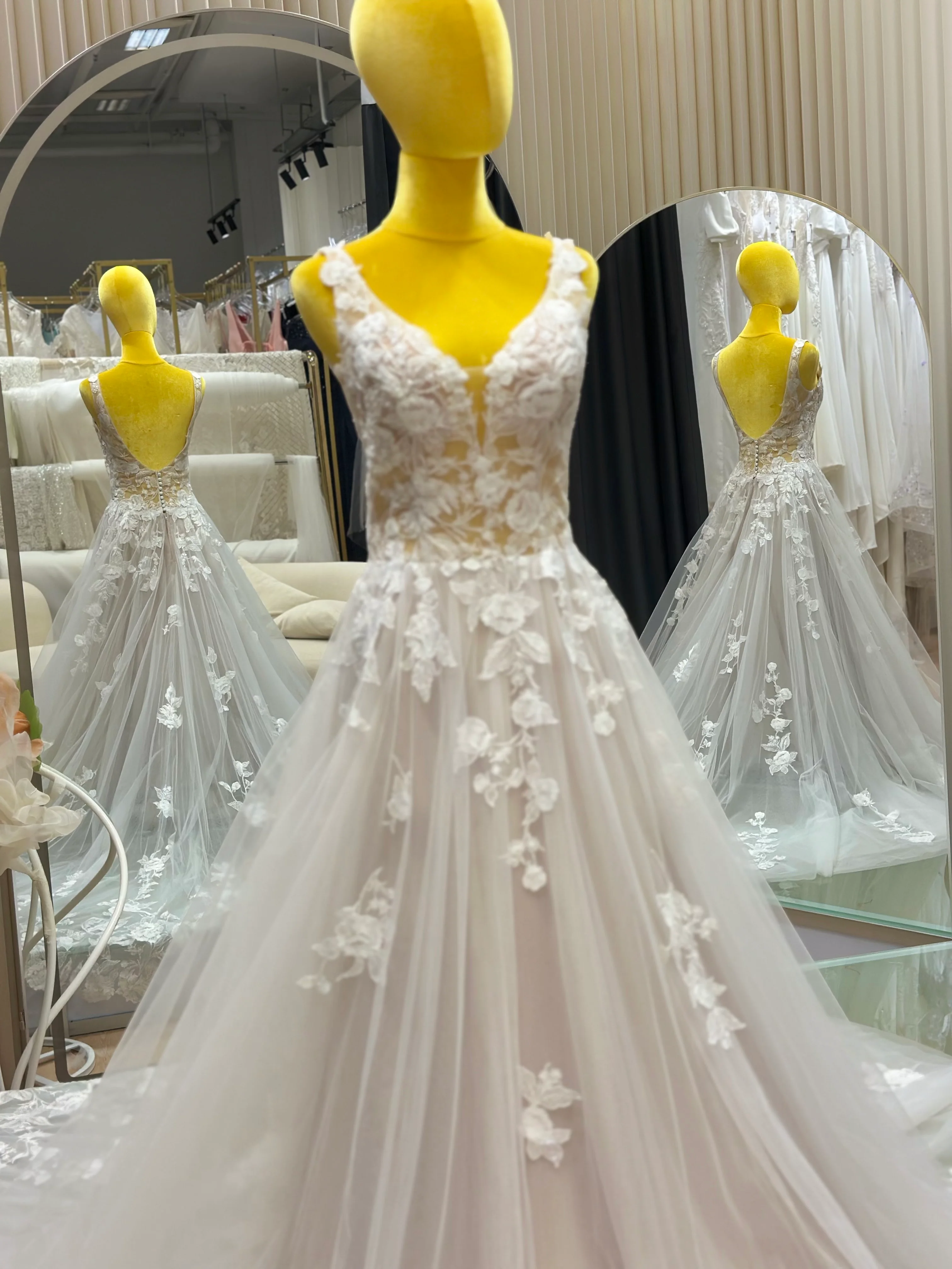 Lux Full Lace Wedding Gown Size L. Bust 89| Ready-to-Wear - Image 4