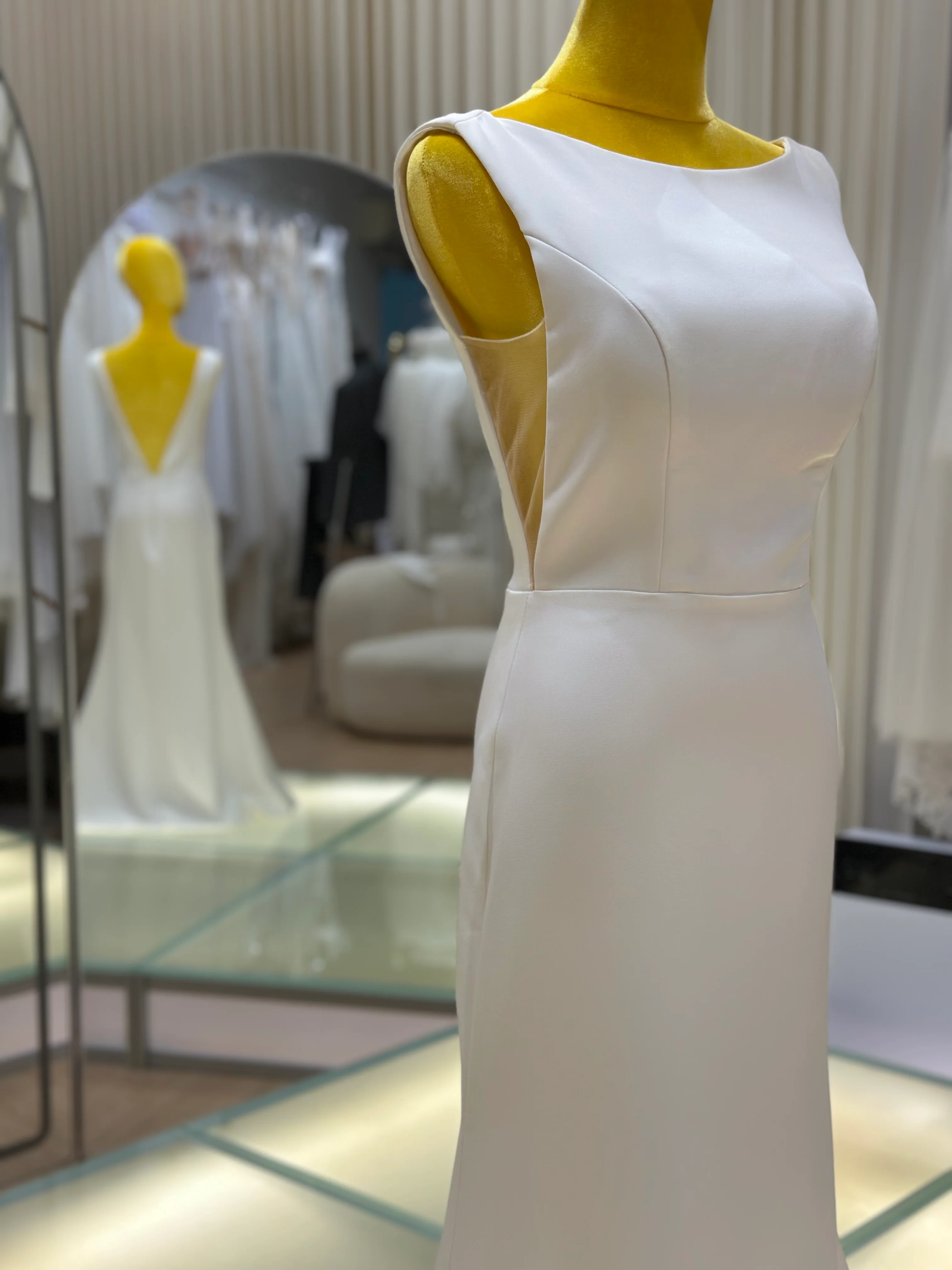 Pleated Plain Wedding Gown Size. L Bust 89| Ready-to-Wear - Image 5