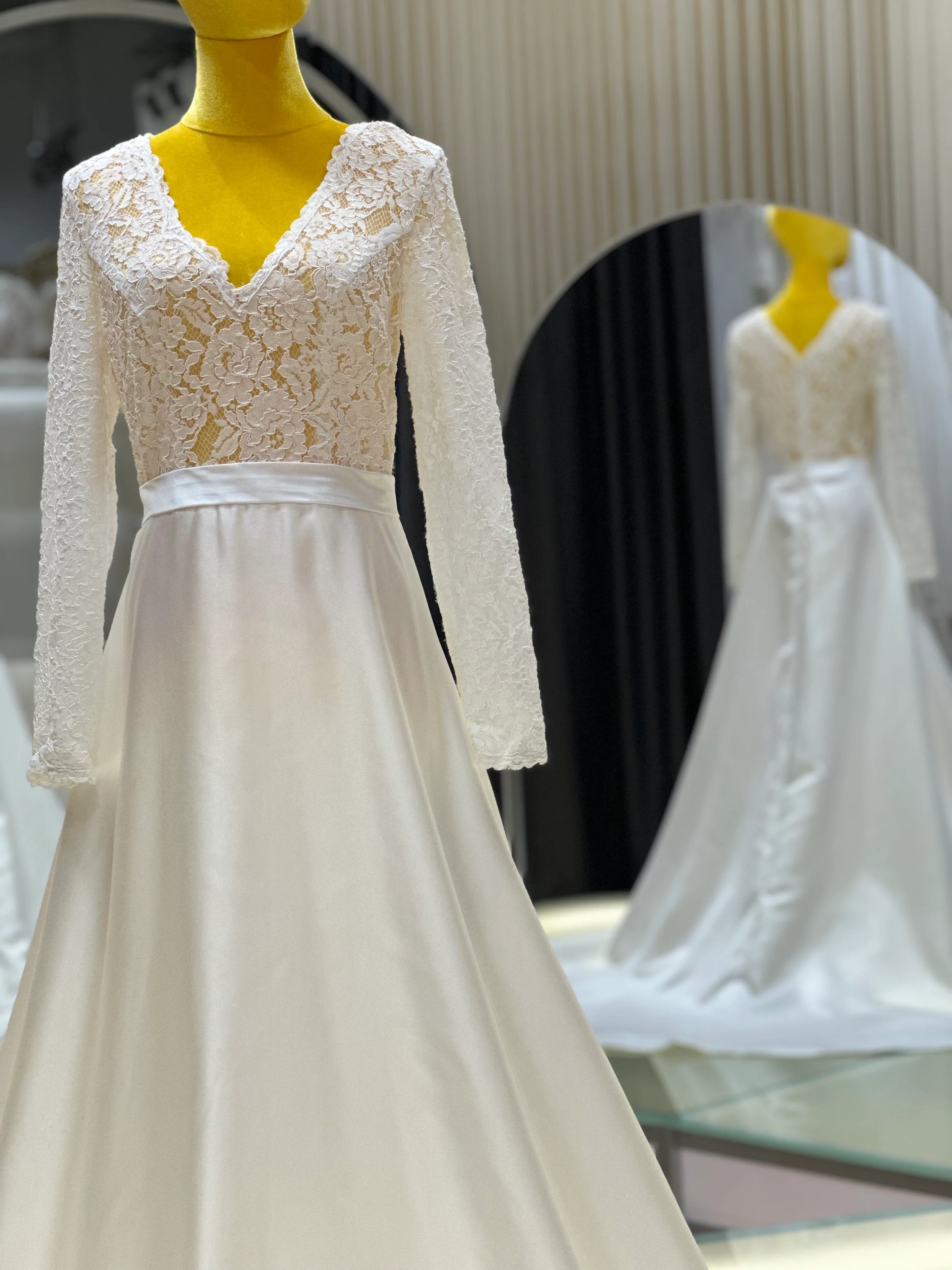 Half-Lace Wedding Gown Size XL Bust 96 | Ready-to-Wear - Image 5