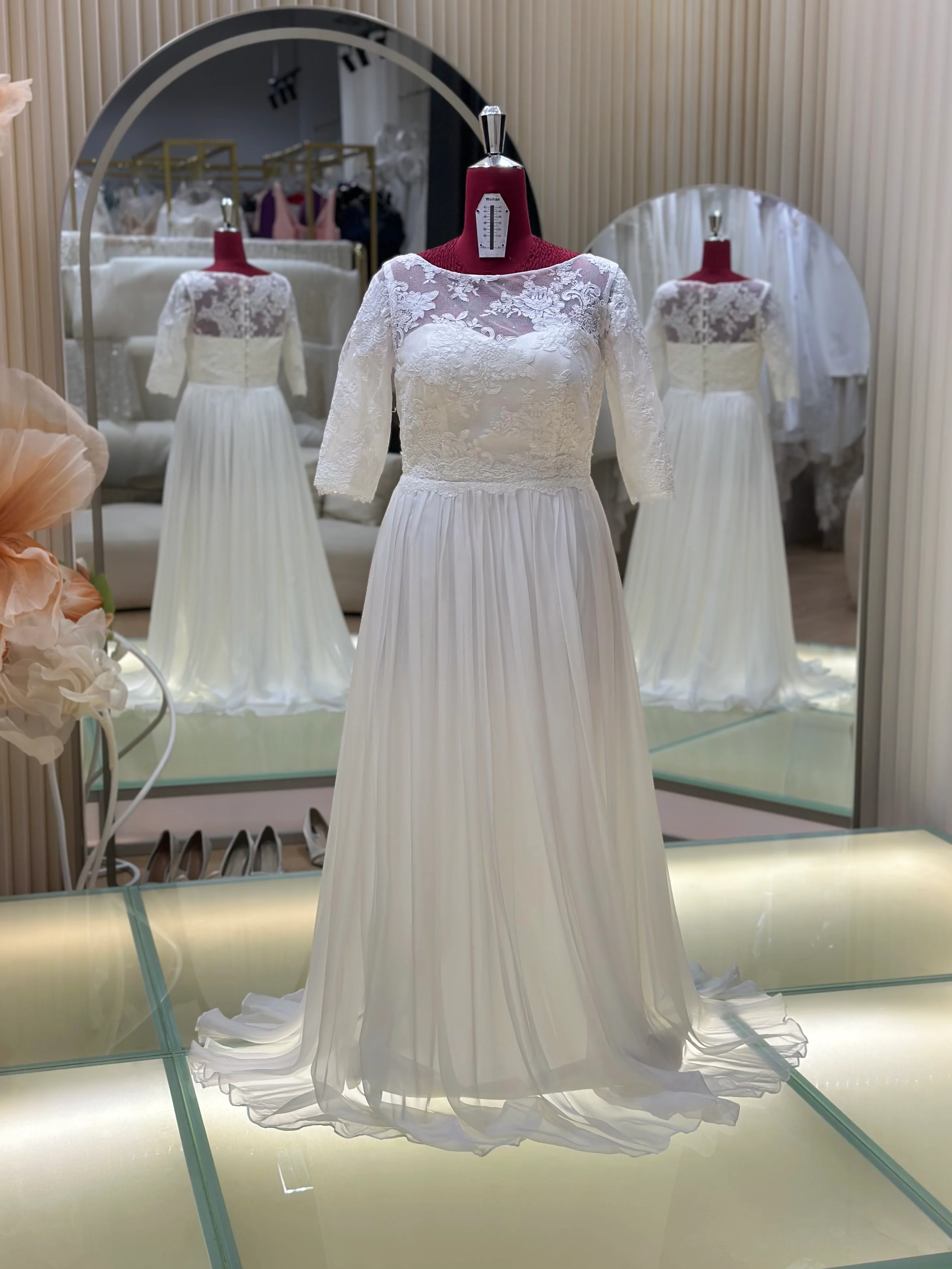 Elegant Half-Lace Wedding Gown Size XXL | Ready-to-Wear