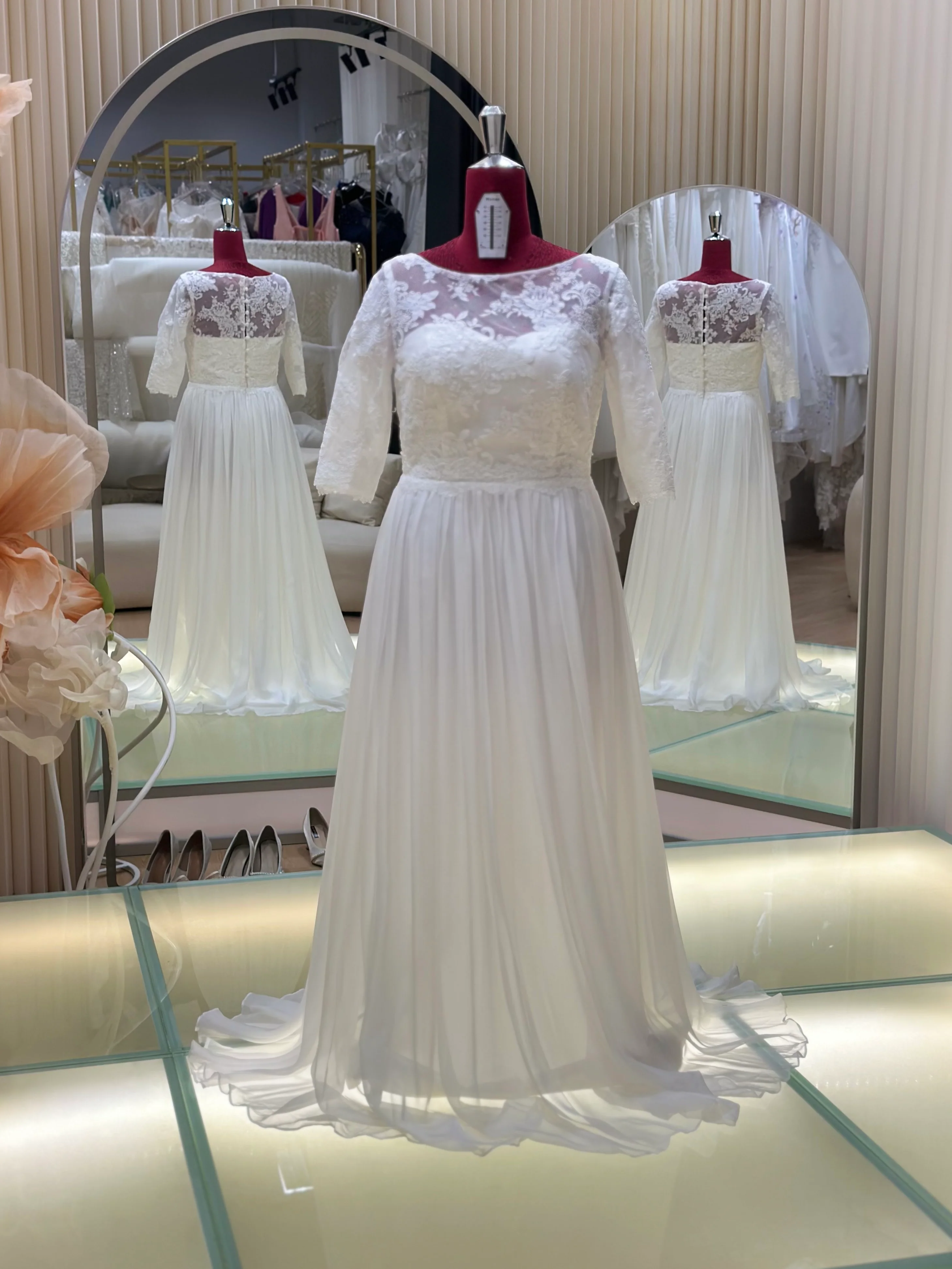 Elegant Half-Lace Wedding Gown Size XXL | Ready-to-Wear - Image 2