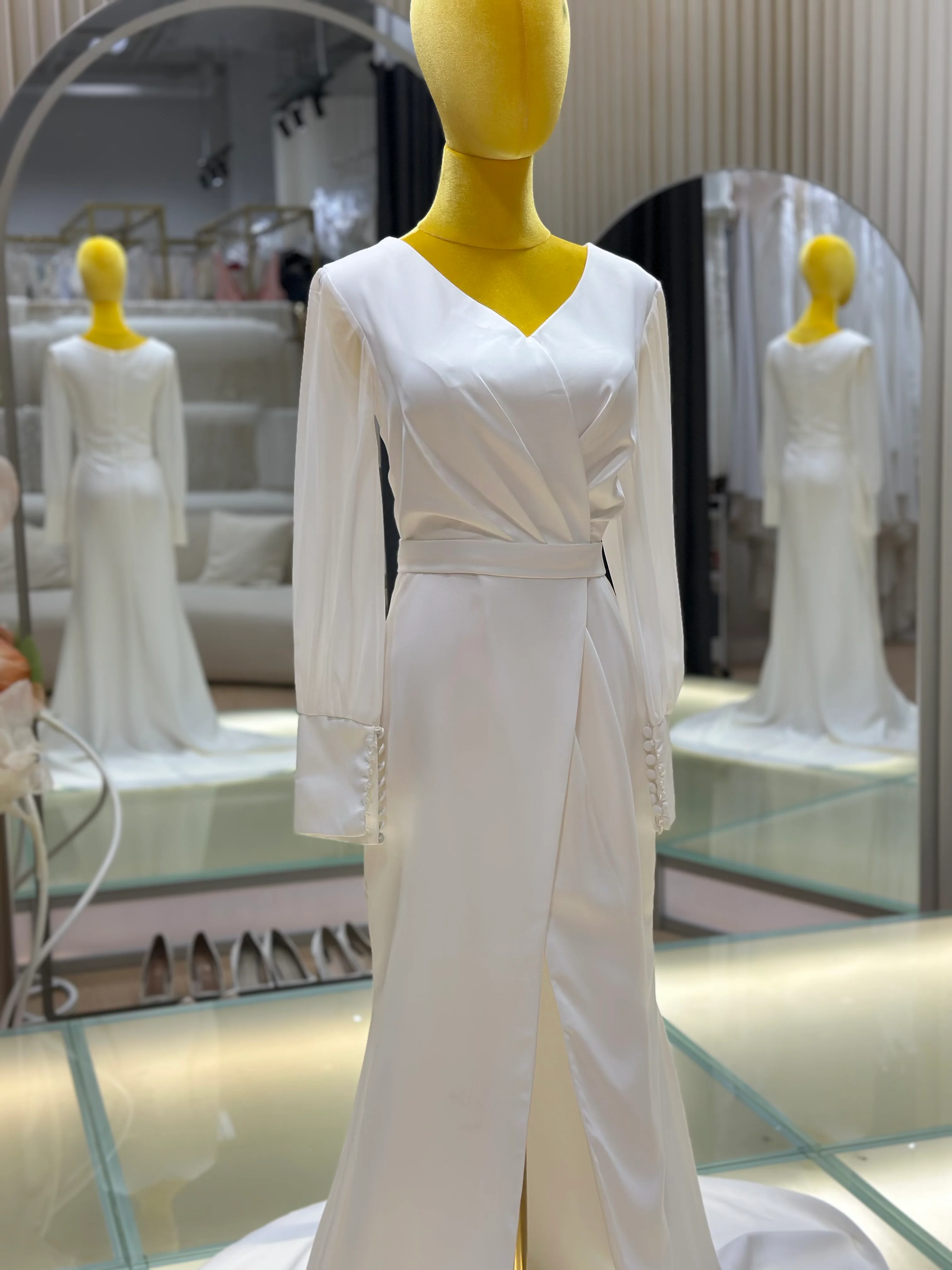European V-Neck Long Sleeve Backless Slim Wedding Gown | Ready-to-Wear - Image 4