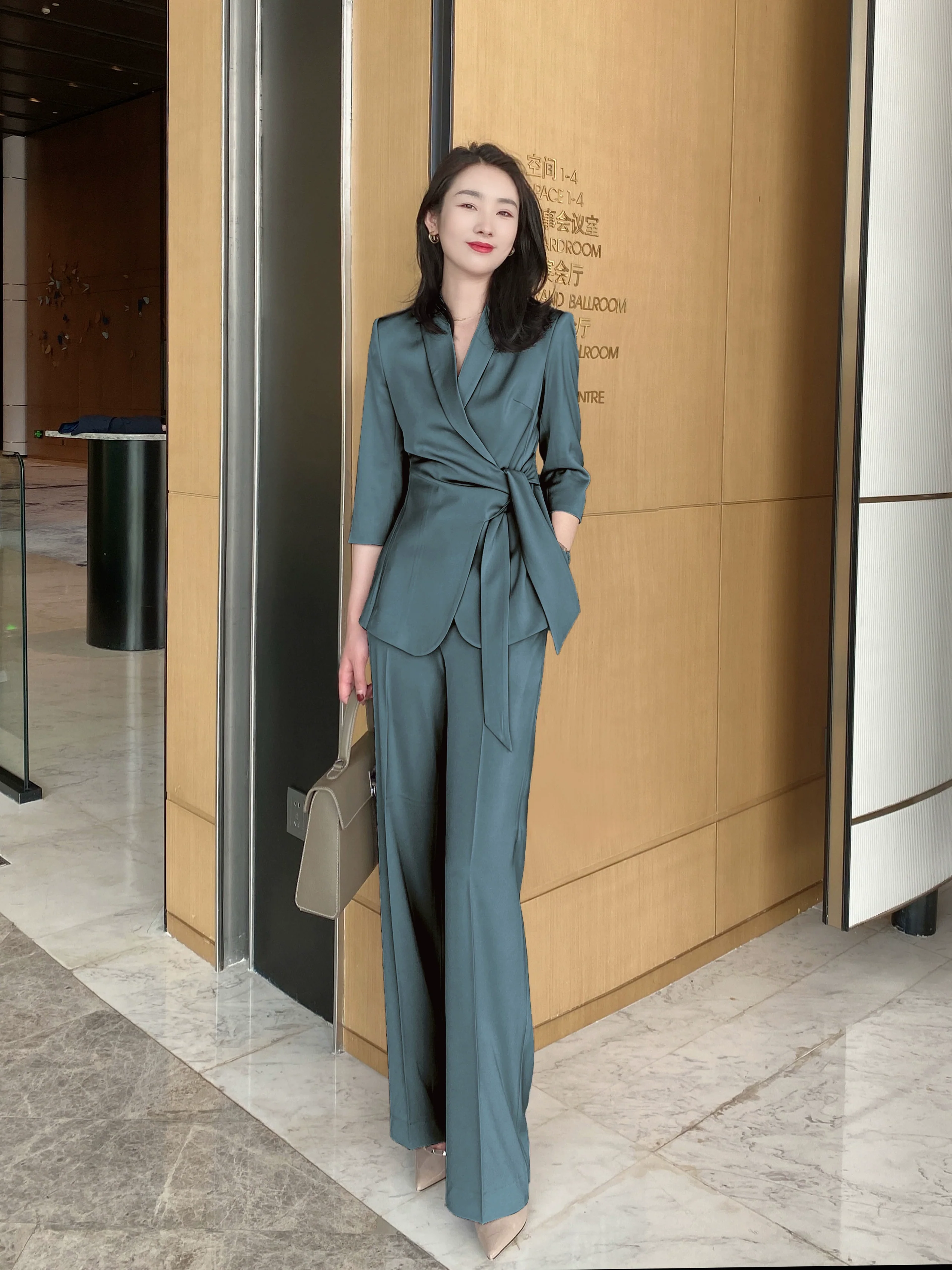Elegant Green Fitted Classic Suit with Brace and Trousers - Image 6