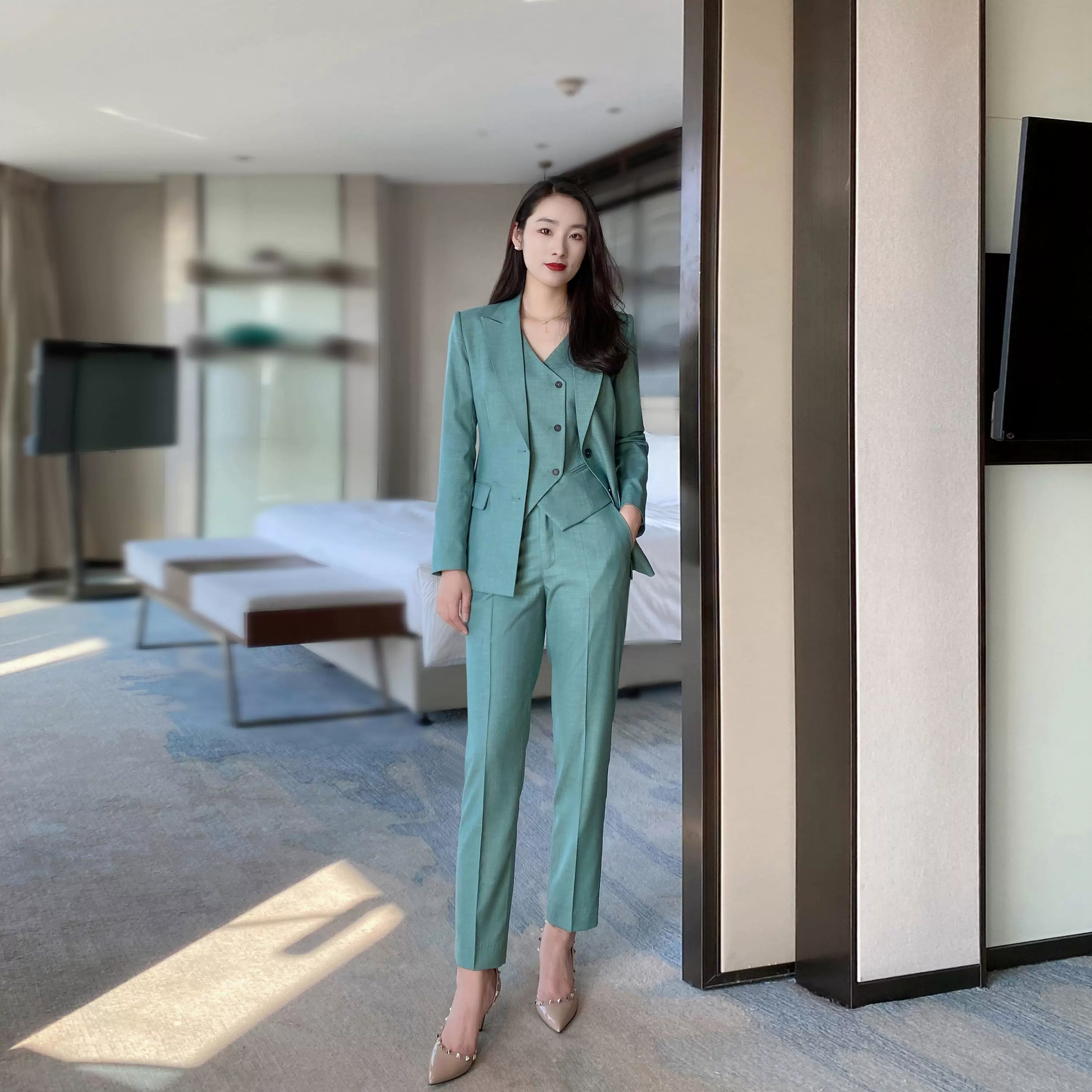 Elegant Green Women's 3-Piece Slim Fit Suit Set - Image 2