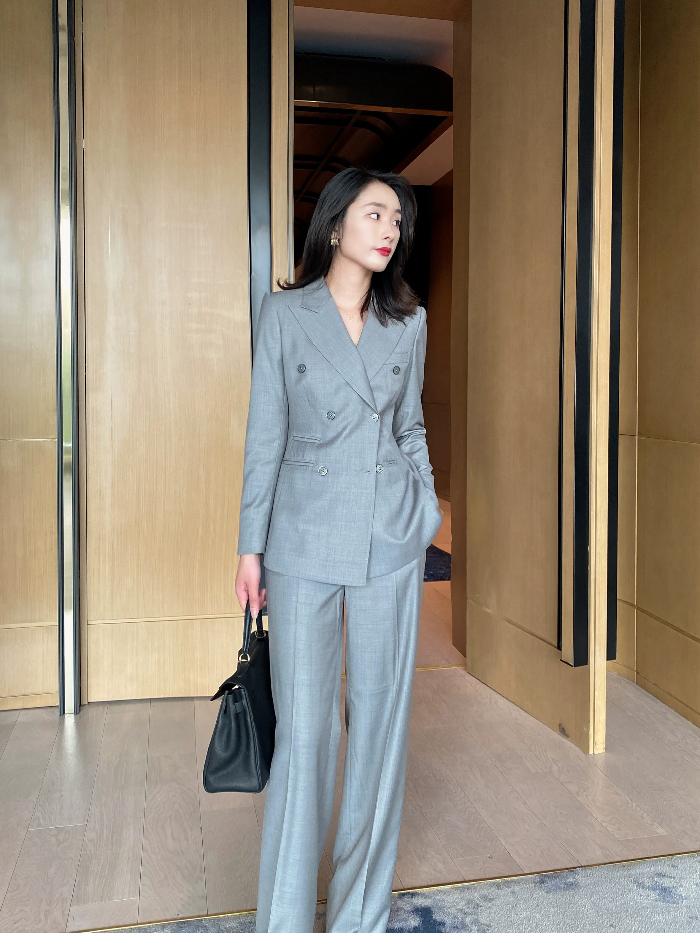 Elegant Light Grey Autumn Women Suit with Wide‑Leg Trousers - Image 4