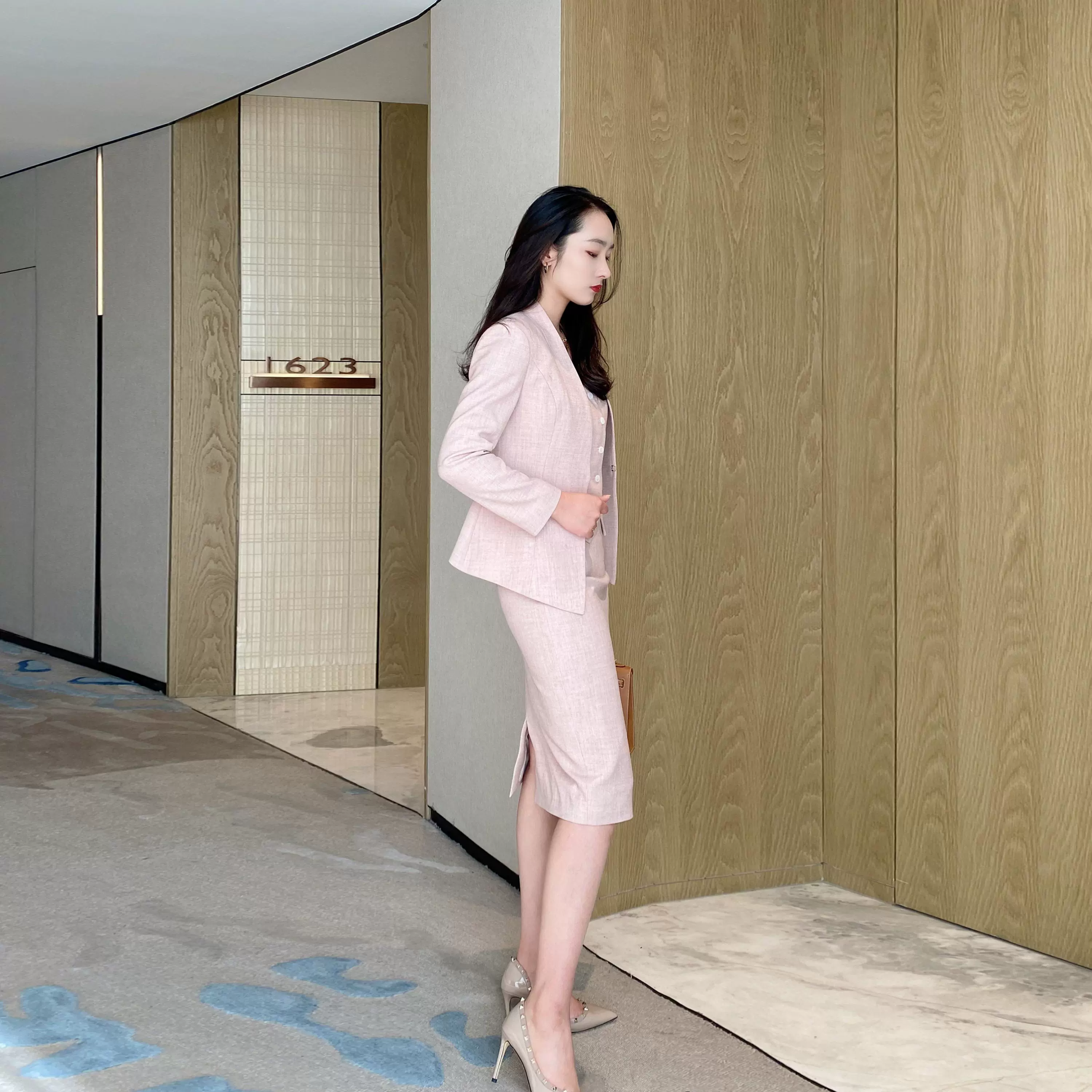 Elegant Spring Women's Three-Piece Suit Set with Hip Accent - Image 2