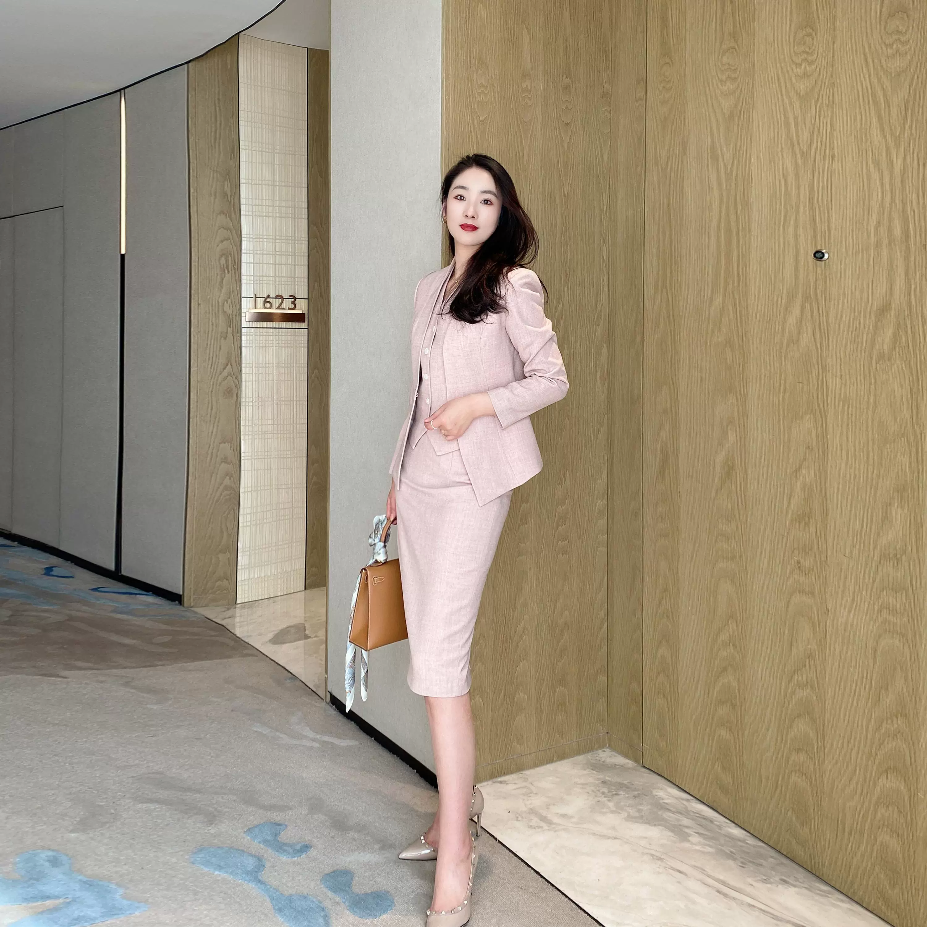 Elegant Spring Women's Three-Piece Suit Set with Hip Accent - Image 5