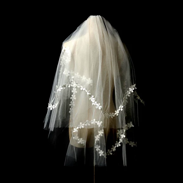 Elegant Wedding Veil Hair Accessory - Image 2
