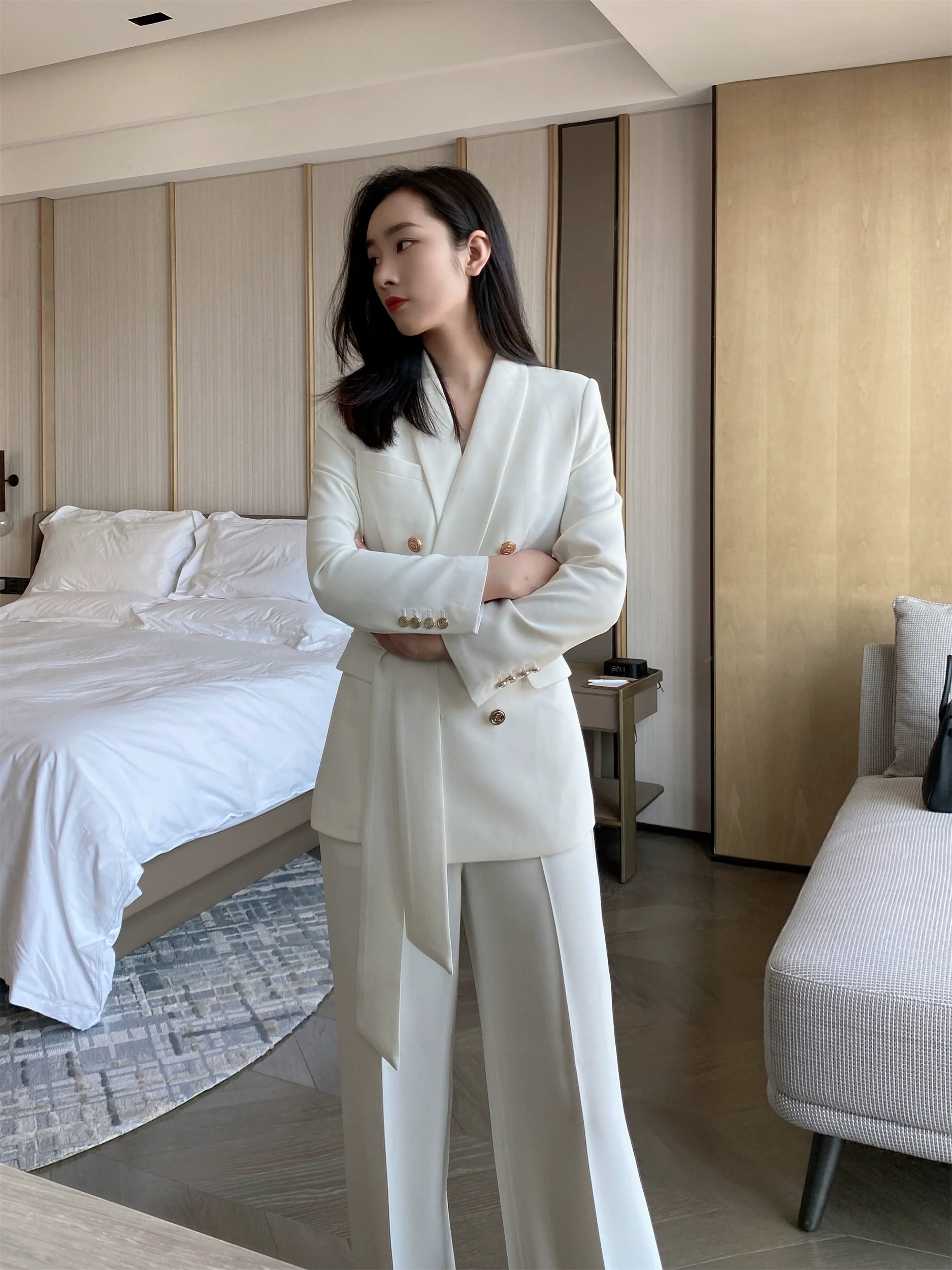 Elegant White Classic Suit Jacket and Trousers Set - Image 2