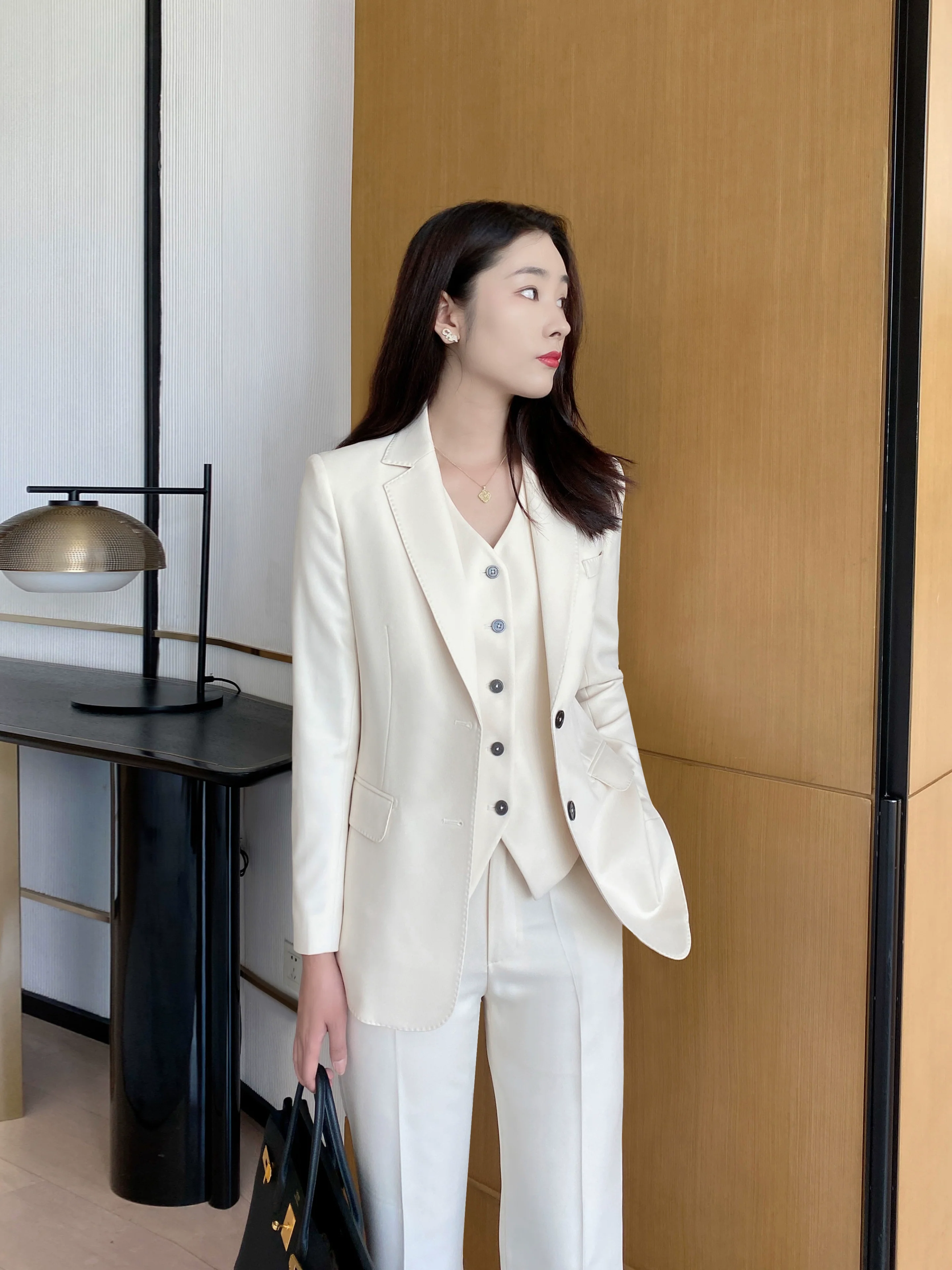 Elegant White Fitted Classic Suit Set for Women - Image 3