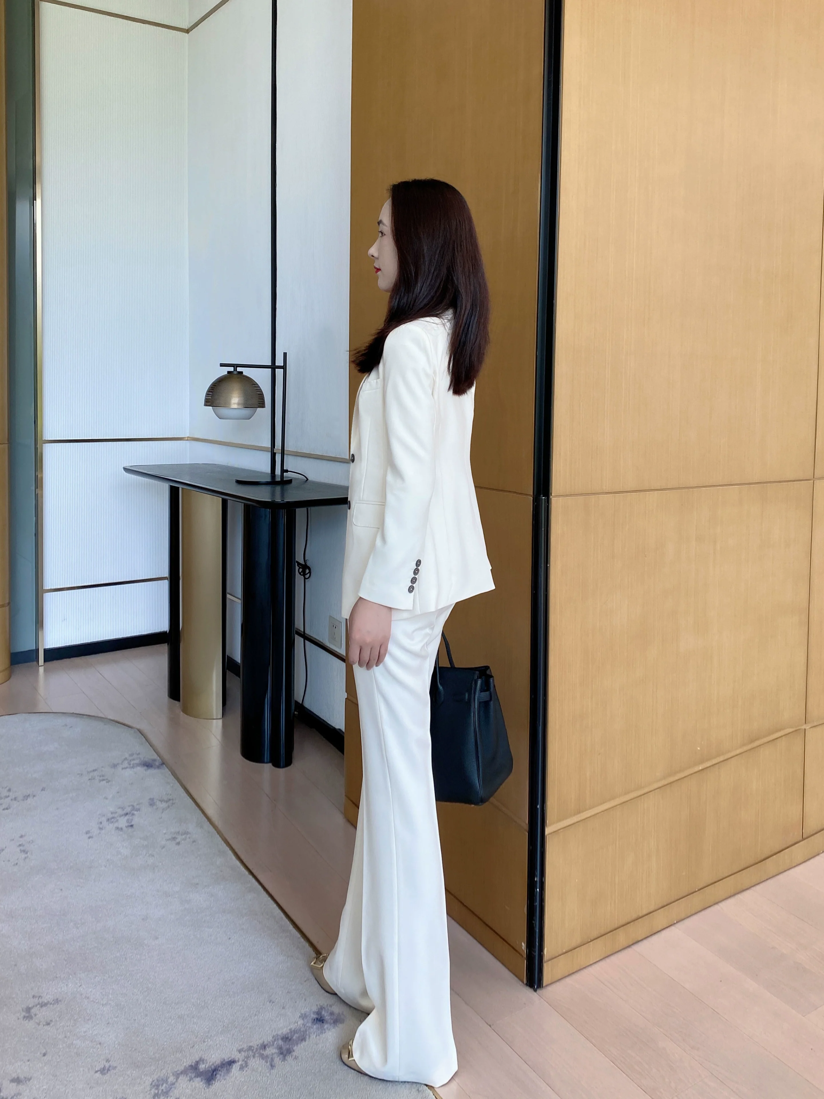 Elegant White Fitted Classic Suit Set for Women - Image 4