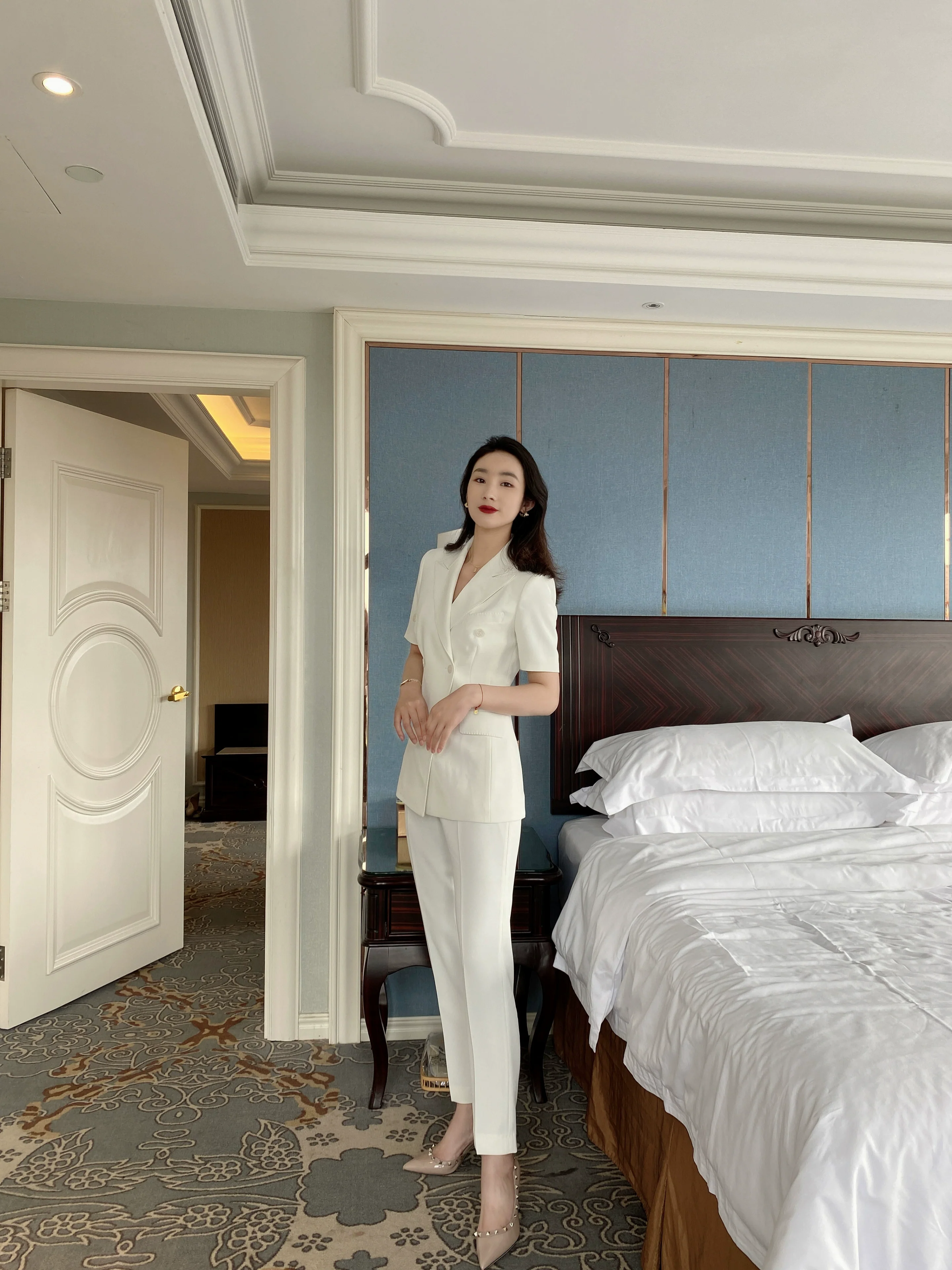 Elegant White Pearl Polyester Summer Suit Jacket with Short Sleeve - Image 3