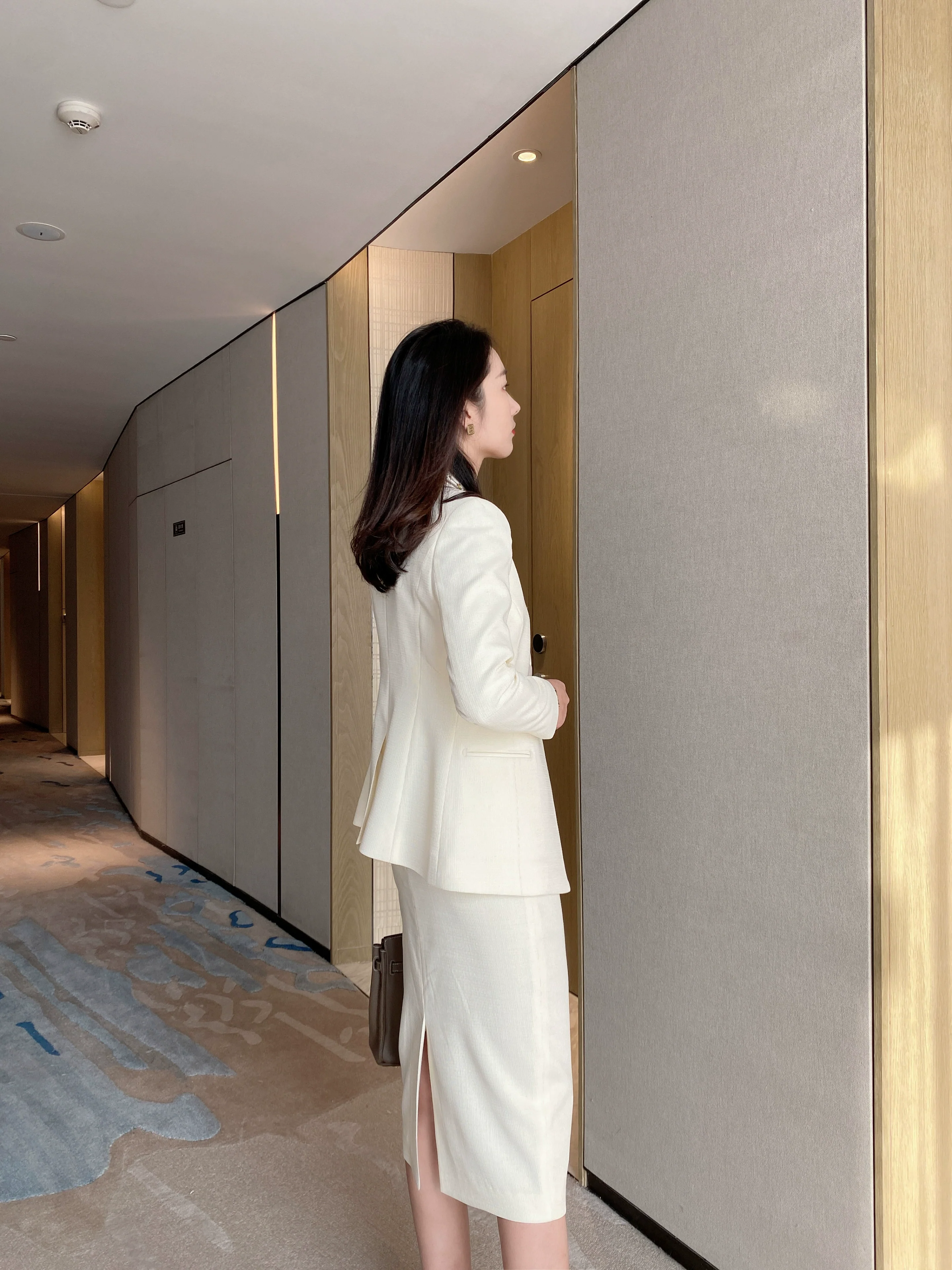 Off-White Elegant Fitted Jacket with Matching Skirt Chanel Style - Image 4