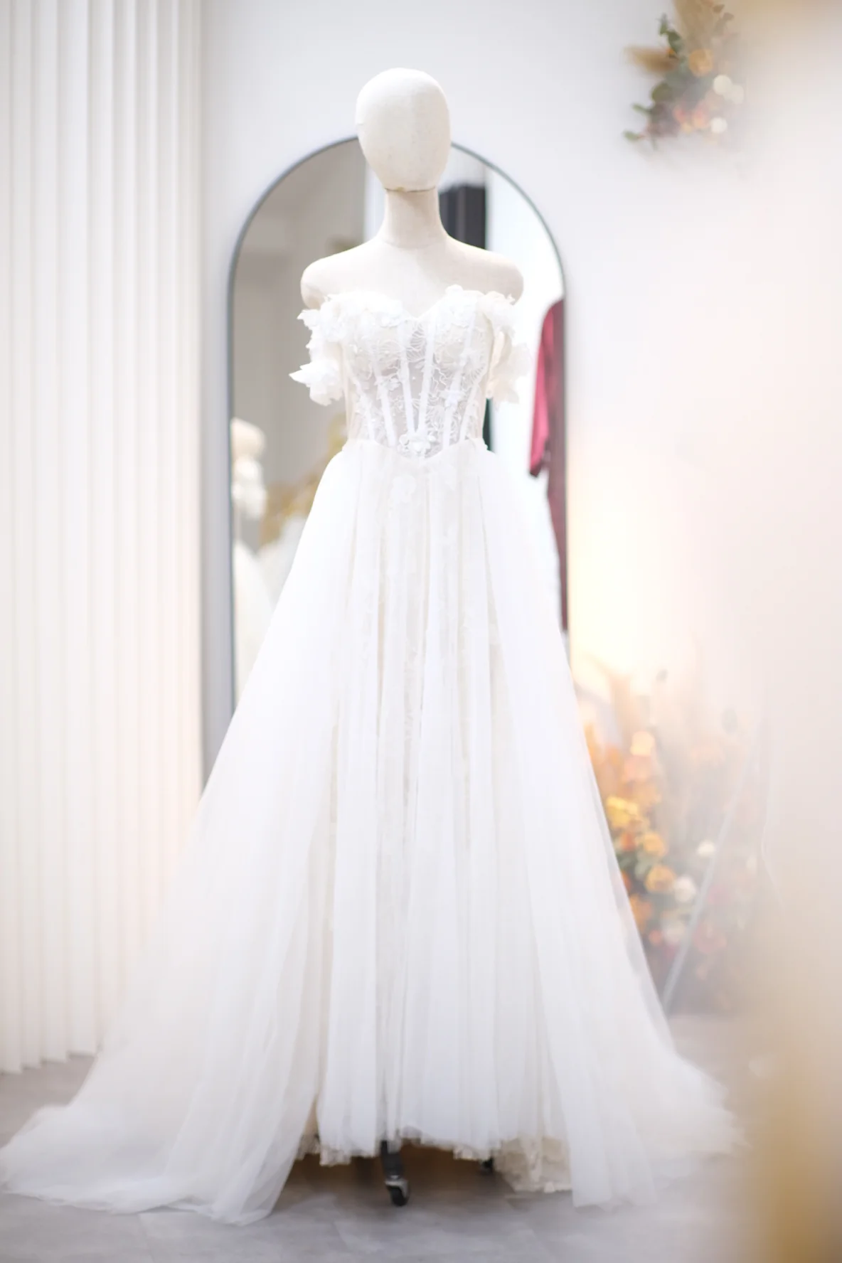 Premium Full Fabric Lace Size M Wedding Gown | Ready-to-Wear - Image 5